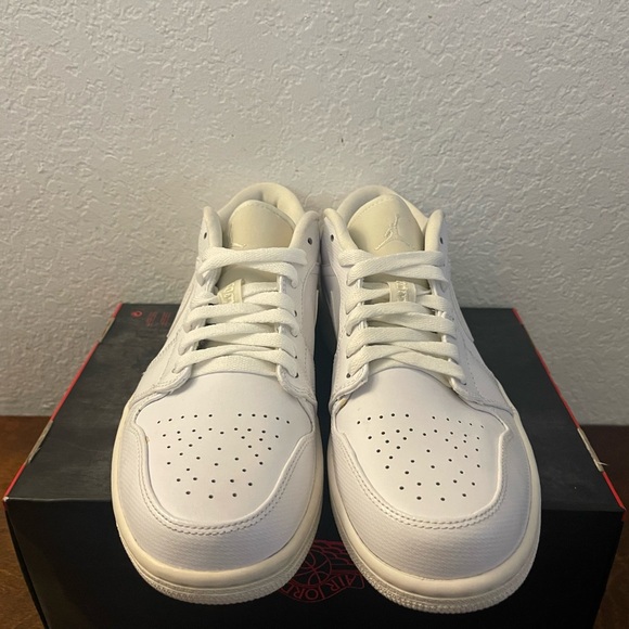 Air Jordan 1 Retro Low 'Triple White' 553558-102 Men's Size 8 - Picture 3 of 7